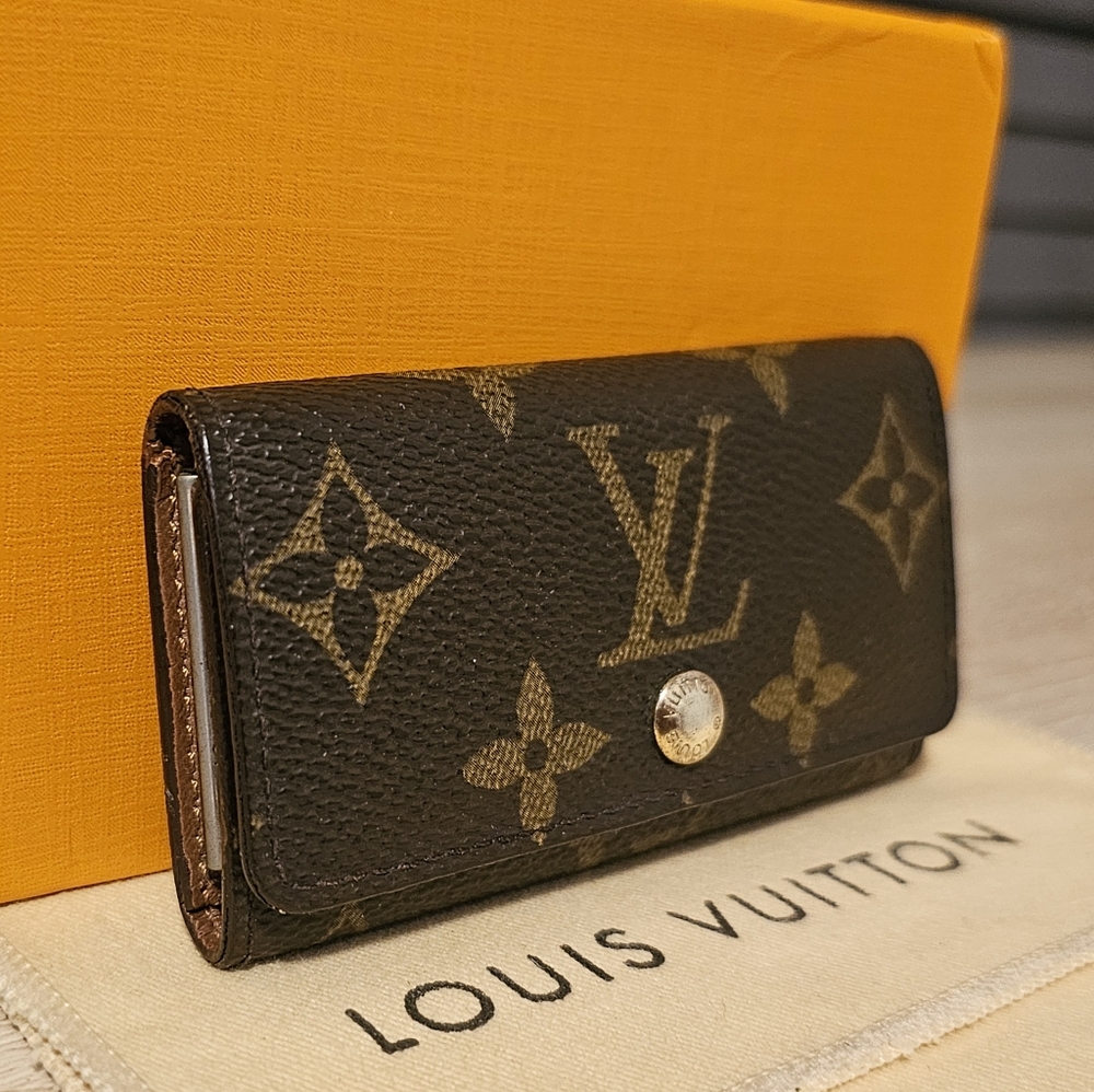 Authentic Louis Vuitton Monogram 4 Key Compact Ke… - image 3